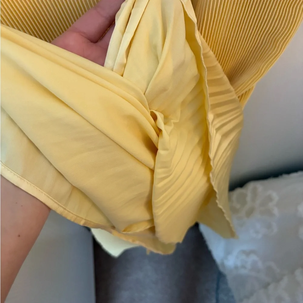Abercrombie & Fitch Giselle Pleat Release Midi Dress Butter Yellow - Picture 2 of 10